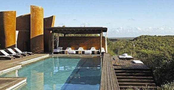 Pool der „Sinigita Lebombo Lodge“ im Krüger Nationalpark in Südafrika