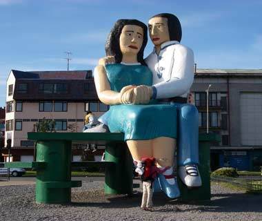 Cile statues-couple