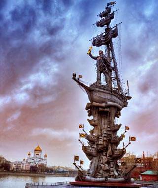 Moskva statues-peter